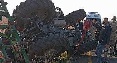 Devrilen traktör altında kalan sürücü hayatını kaybetti