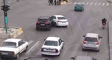 Dikkatsizlik ve hız kazaya neden oldu: O anlar kamerada