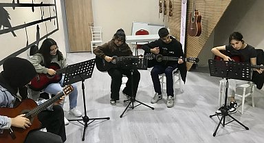 Dilovası'nda müzik kursları ilgi odağı oldu