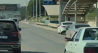 Direksiyon başında fenalaştı, bir sağa bir sola çarptı: O anlar kamerada