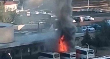 Diyarbakır Otogarı'nda park halindeki otobüs alevlere teslim oldu