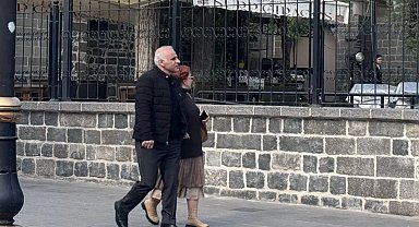 Diyarbakır Valisi korumasız halkın arasına karıştı