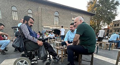 Diyarbakır Valisi Zorluoğlu, korumasız halkın arasında gezdi