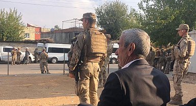 Diyarbakır'da Dicle Elektrik'in, "direk" dikme izni vermeyen vatandaşları elektriksiz bıraktığı iddiası