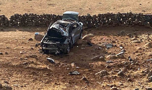 Diyarbakır'da hurdaya dönen otomobilde 2 kişi yaralandı