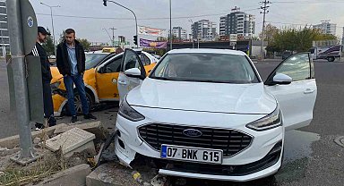 Diyarbakır'da iki otomobil çarpıştı: 1 yaralı