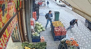 Diyarbakır'da kaldırımda yürüyen adamın kalp krizi geçirme anı kameraya yansıdı
