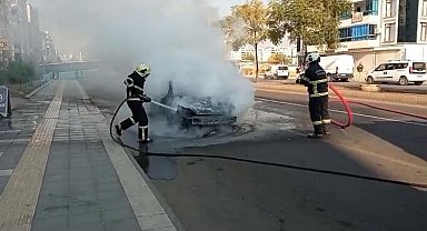 Diyarbakır'da seyir halinde otomobil yandı