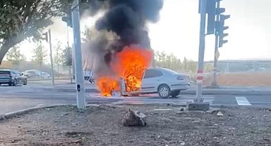 Diyarbakır'da seyir halindeki otomobil alev topuna döndü