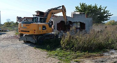Doğanevler'de kaçak 3 yapı yıkıldı
