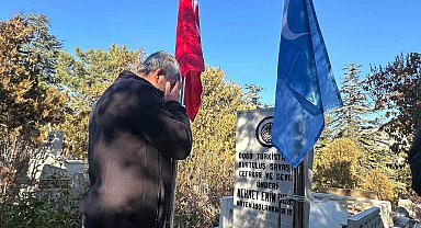 Doğu Türkistan'ın İlk Cumhurbaşkanı Buğra'nın mezarına ülkenin bayrağı dikildi