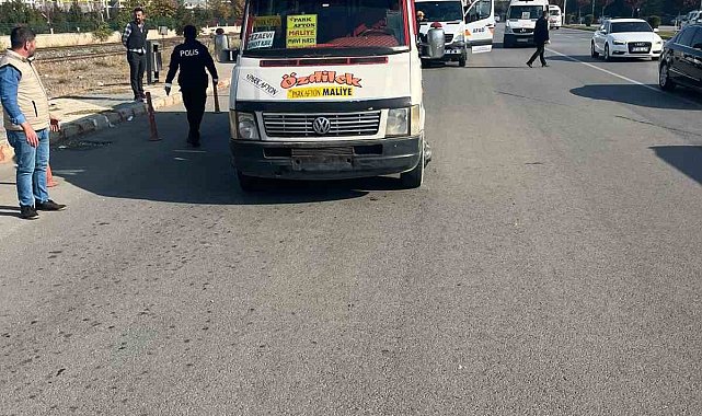 Dolmuş şoförünün aracından indirdiği yolcuları ezdiği anlar güvenlik kamerasında
