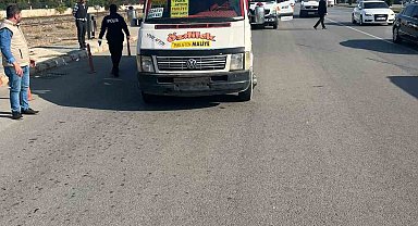 Dolmuş şoförünün aracından indirdiği yolcuları ezdiği anlar güvenlik kamerasında