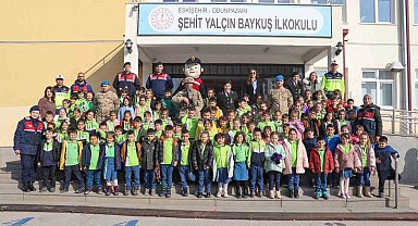 Dünya Çocuk Hakları Günü nedeniyle jandarma ekiplerinden ilkokul ziyareti