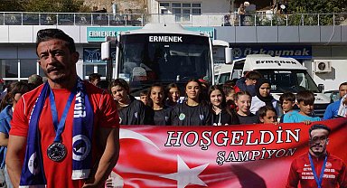 Dünya ikincisi güreşçiye memleketinde coşkulu karşılama