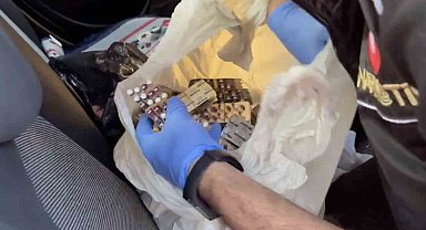 Durdurulan araçtan yüzlerce sentetik ecza hapı çıktı: 1 tutuklama