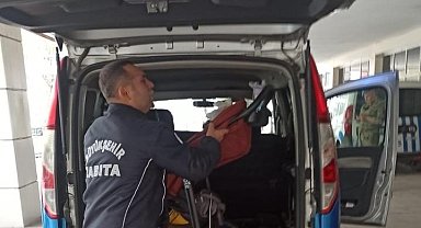 Düşerek başından yaralanan küçük çocuğu ilk müdahale zabıtadan geldi
