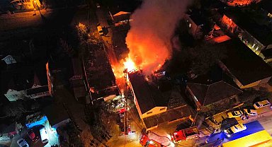 Düzce'de 2 ev ve odunluk alev alev yandı