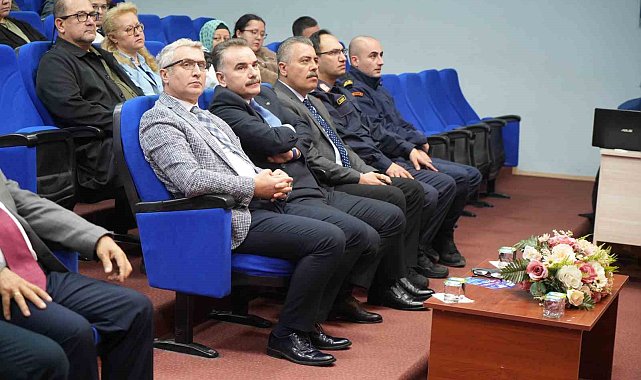 Edremit'te "En İyi Narkotik Polis Anne" semineri verildi