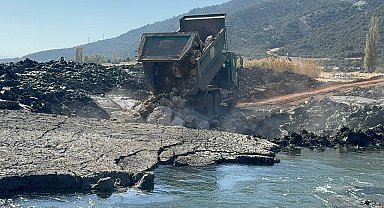 Eğirdir Gölü'nde oluşan düdenler iş makineleriyle kapatılıyor