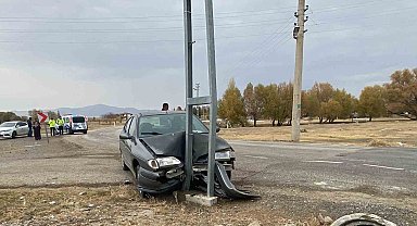 Ehliyetsiz sürücünün kullandığı otomobil direğe çarptı: 4 yaralı