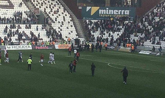 Elazığ Atatürk Stadyumu zemini zarar gördü