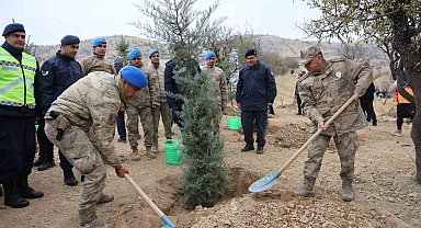 Elazığ'da 2 bin 300 fidan toprakla buluştu