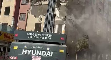 Elazığ'da ağır hasarlı bina tek dokunuşla yıkıldı