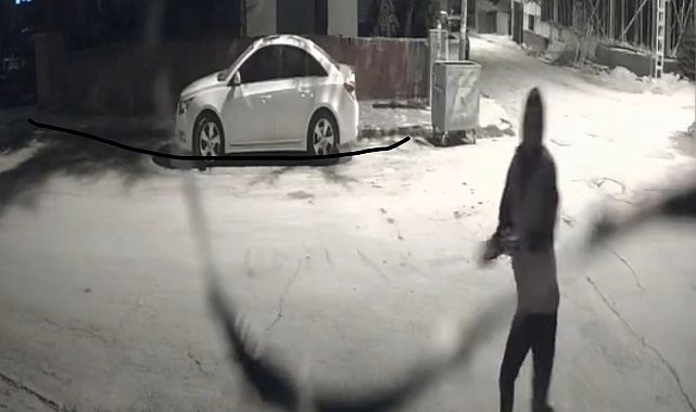 Elazığ'da depoya taşlı saldırı kameraya yansıdı