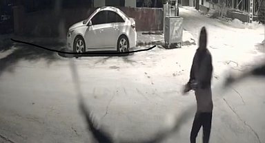 Elazığ'da depoya taşlı saldırı kameraya yansıdı