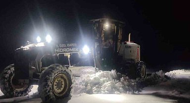 Elazığ'da ekiplerin kar mesaisi gece de devam etti