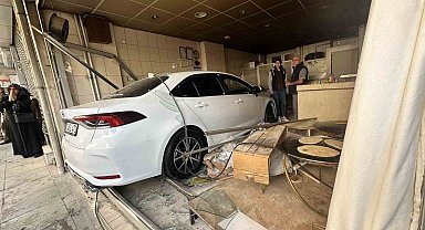 Elazığ'da inanılmaz kaza: 3 araç çarpıştı, bir araç yufka dükkanına girdi, yaralanan olmadı