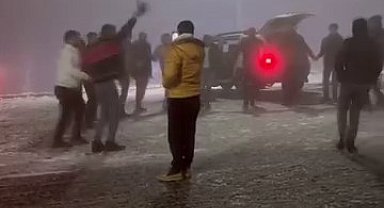 Elazığ'da kar yağışı 'halayla' kutlandı