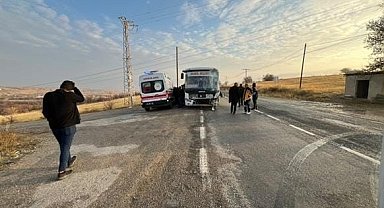 Elazığ'da otobüs ile kamyonet çarpıştı: 4 yaralı