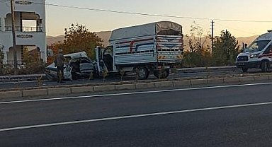 Elazığ'da otomobil ile kamyonet çarpıştı: 1 ölü, 1 yaralı