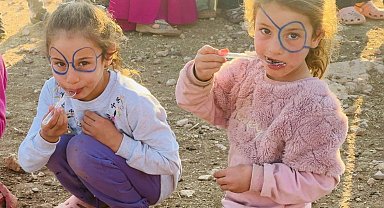 Elektrik ve suyun olmadığı bölgedeki öğrencilere öğretmenler ulaştı
