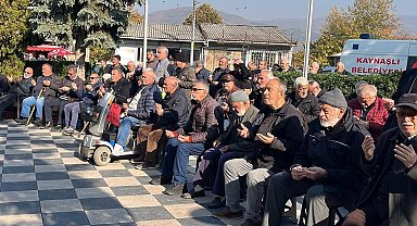 Eller semaya depremde hayatını kaybedenler için kalktı