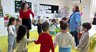 Emekli öğretmenlerden miniklere sıcacık sürpriz