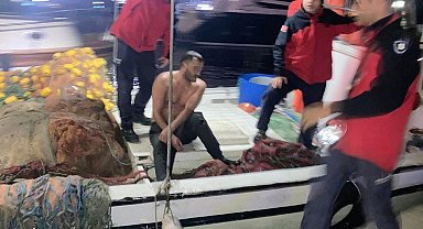 Erdek limanında suya atlayan genç, balıkçılar tarafından kurtarıldı