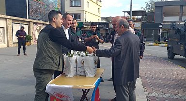 Erzin'de vatandaşlara fidan dağıtıldı