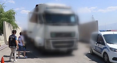 Erzincan'da 17 kaçak göçmen ile onlara aracılık eden 4 kişi yakalandı