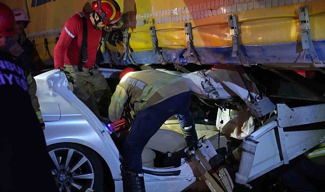 Esenyurt'ta feci kaza... Tırın altında kalan otomobil hurdaya döndü: 1 ağır yaralı
