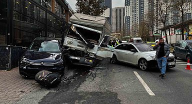 Esenyurt'ta freni boşalan kamyonet 5 araca çarparak durabildi: O anlar kamerada