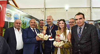 Eski Bakan Soylu, İstanbul'da vatandaşlara Taşköprü sarımsağı dağıttı