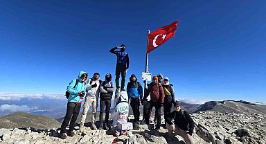 Eskişehir Doğa Aktiviteleri Grubu 10 Kasım vesilesiyle Uludağ'a tırmandı.