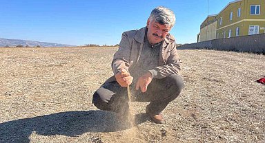 Eskişehir'de çiftçiler kuru toprağı ekip, yağmur için dua ediyor