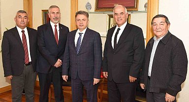 ESVAK'tan Eskişehir Anadolu Üniversitesi Rektörü Prof. Dr. Kemal Şenocak'a plaket