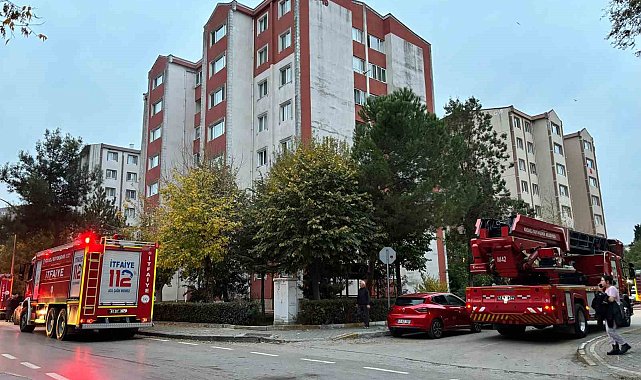 Evin balkonundaki eşyalar yandı, itfaiyenin erken müdahalesi faciayı önledi