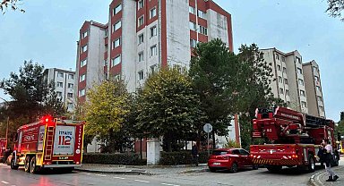 Evin balkonundaki eşyalar yandı, itfaiyenin erken müdahalesi faciayı önledi