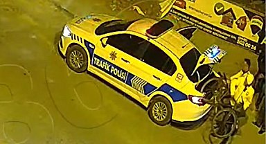 Evini bulamayan yaşlı adamı polis evine götürdü